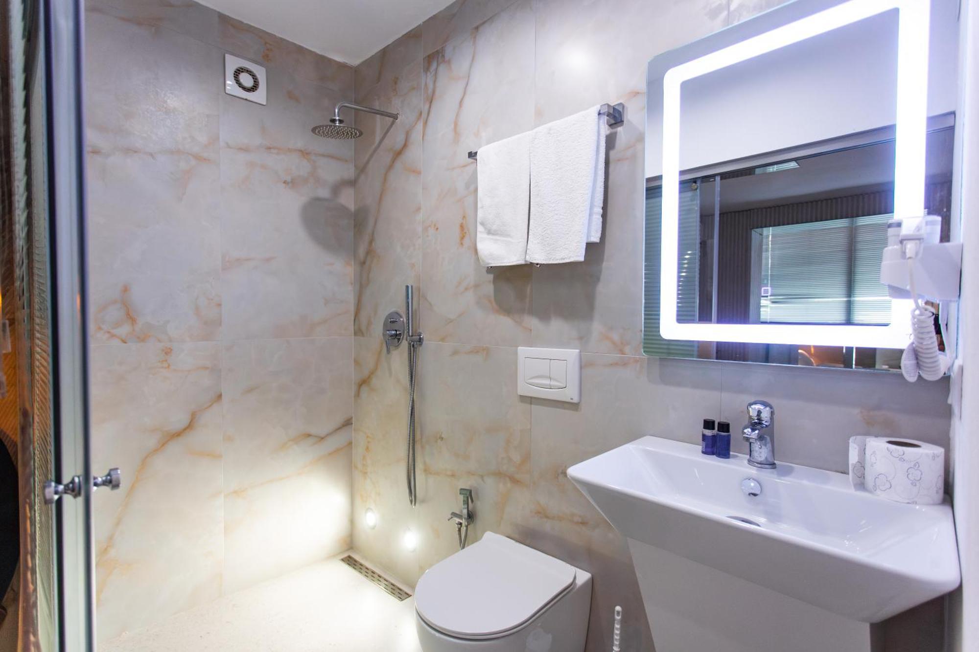 The Bubbles - Jacuzzi Hotel Tirana Exterior photo