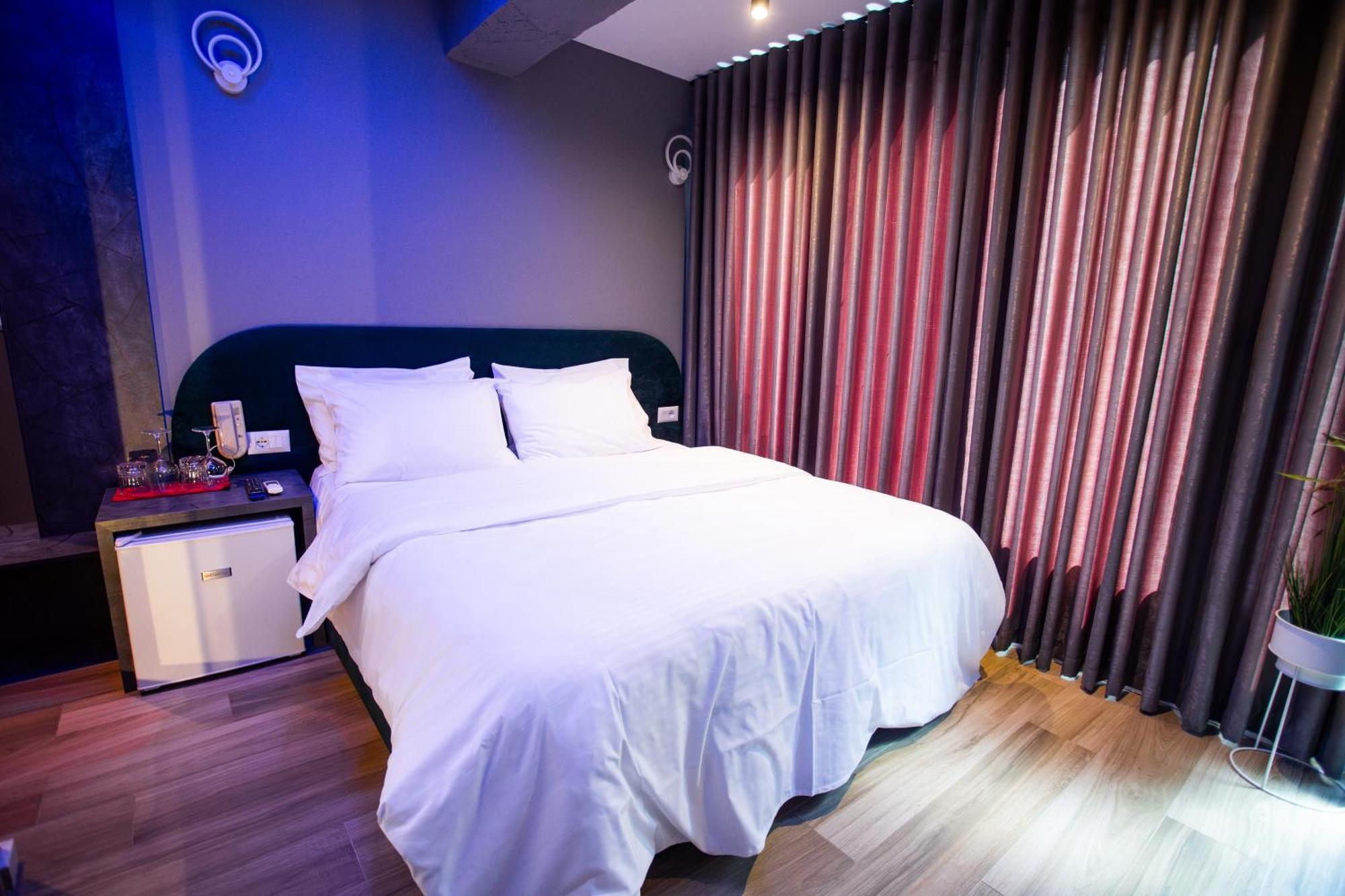The Bubbles - Jacuzzi Hotel Tirana Exterior photo