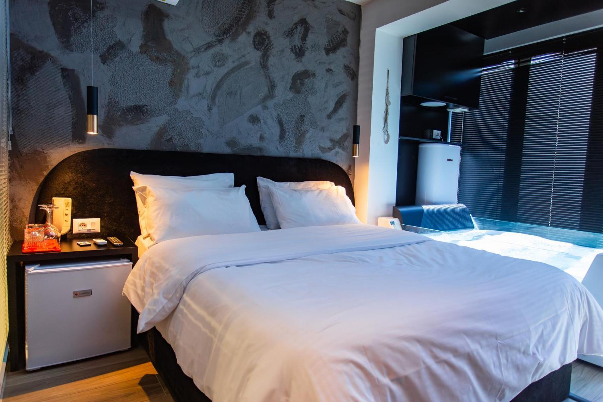 The Bubbles - Jacuzzi Hotel Tirana Exterior photo