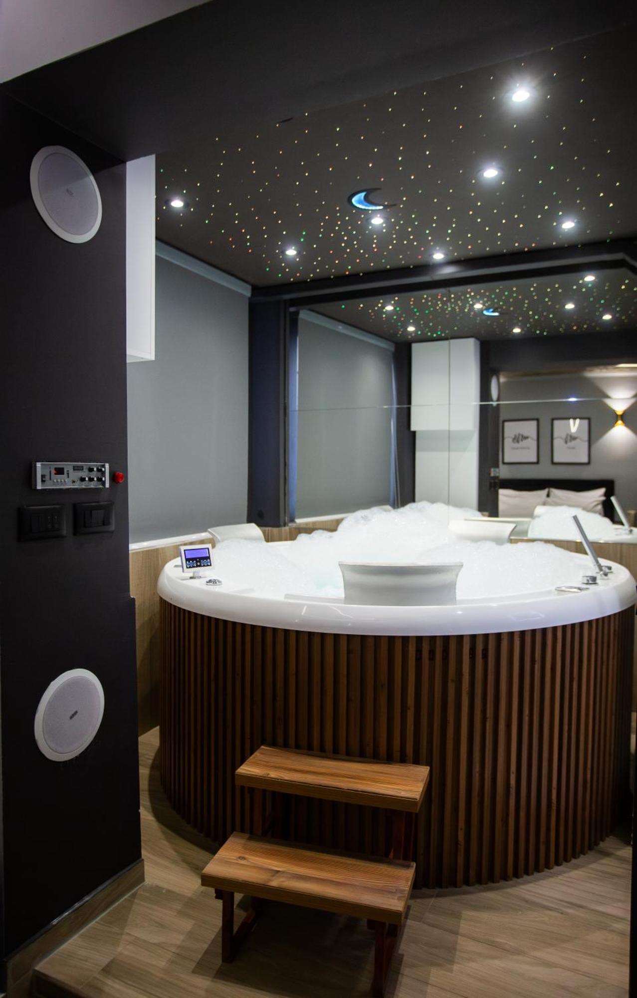 The Bubbles - Jacuzzi Hotel Tirana Exterior photo
