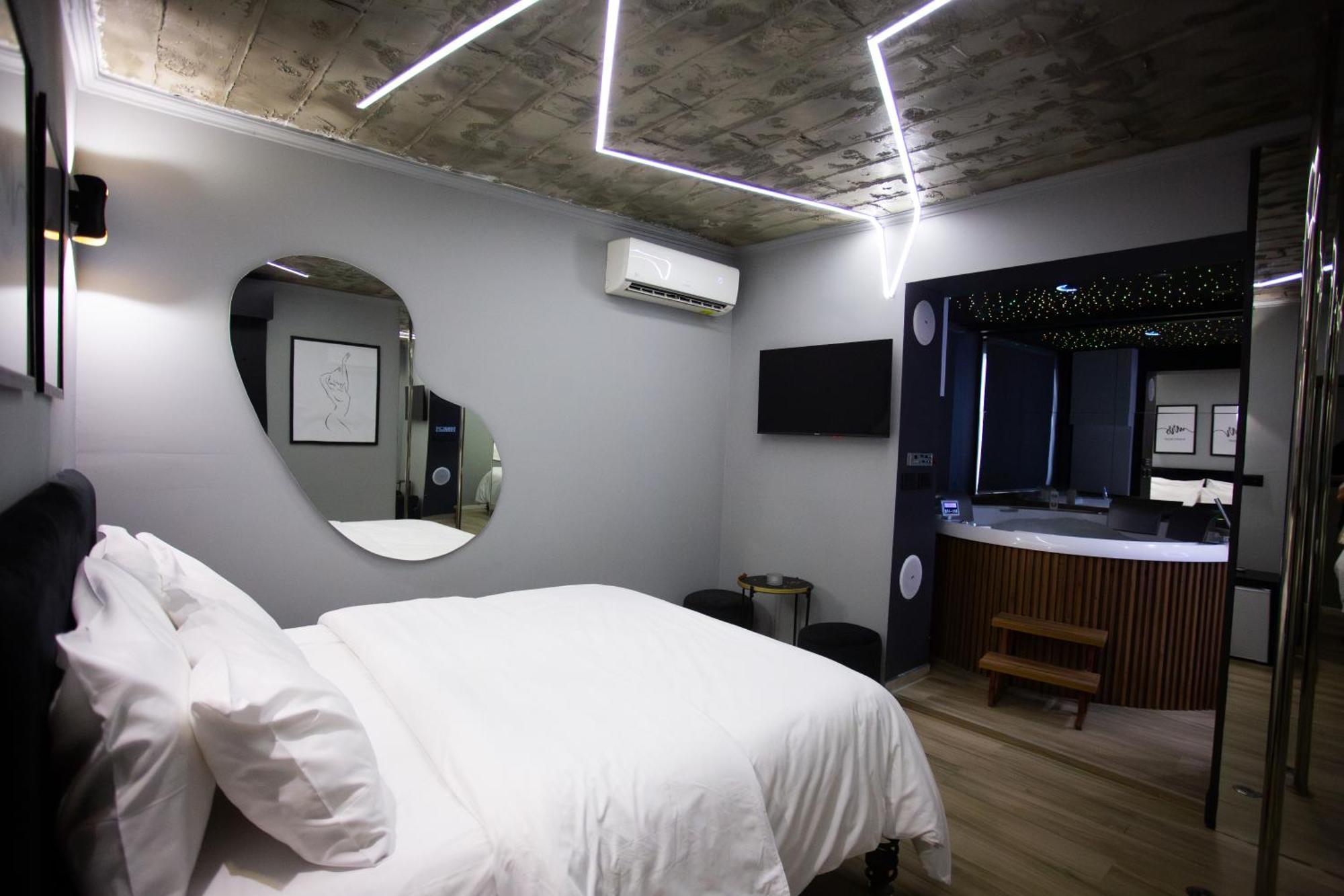 The Bubbles - Jacuzzi Hotel Tirana Exterior photo